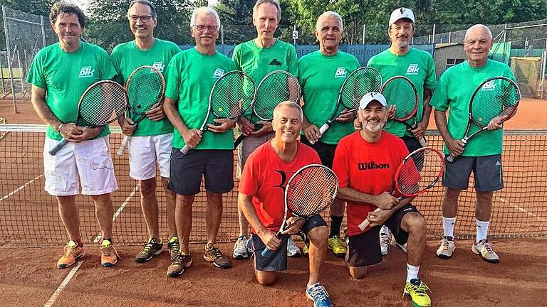 DJK-Männer steigen auf - (swt) Die Tennis-Männer 60 der DJK Schweinfurt sind ungeschlagener Meister der Bezirksklasse 2. Darüber jubelten (hinten von links) Bernd Eschenbach, Achim Link, Dieter Scheidler, Helmut Ragenas, Hermann Wörner, Michael Seume, Gerd Oswald und (vorne) Rainer Zink und Bernd Katzenberger. DJK-Männer steigen auf - (swt) Die Tennis-Männer 60 der DJK Schweinfurt sind ungeschlagener Meister der Bezirksklasse 2. Darüber jubelten (hinten von links) Bernd Eschenbach, Achim Link, Dieter Scheidler, Helmut Ragenas, Hermann Wörner, Michael Seume, Gerd Oswald und (vorne) Rainer Zink und Bernd Katzenberger.