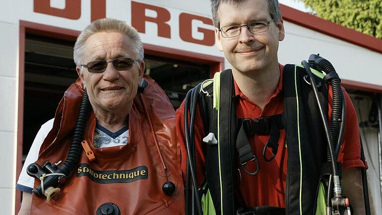Freuen sich auf das Jubiläumsfest: Hans Ebert (links) in einer Rettungsweste, die schon bei der Gründung der Ortsgruppe 1977 dabei war, und Dieter Tomiczek mit einem aktuell verwendeten Modell.