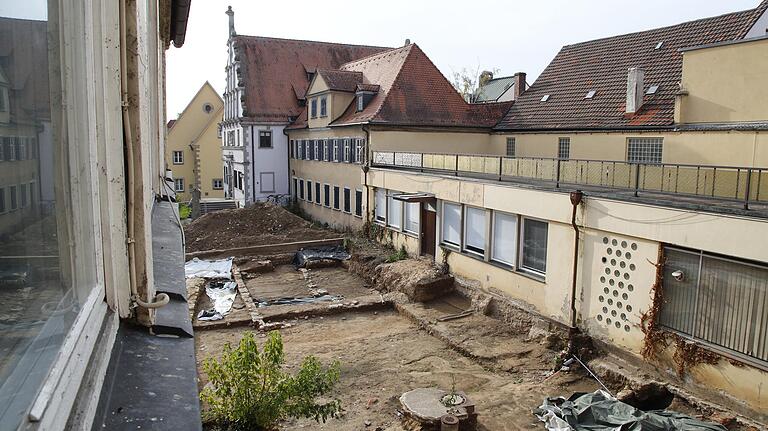 Blick aus der Alten Reichsvogtei in Richtung Stadtschreiberhaus und Altes Gymnasium. Das Gebäude rechts wird abgerissen und durch einen Neubau für das Kulturforum ersetzt. Blick aus der Alten Reichsvogtei in Richtung Stadtschreiberhaus und Altes Gymnasium. Das Gebäude rechts wird abgerissen und durch einen Neubau für das Kulturforum ersetzt.