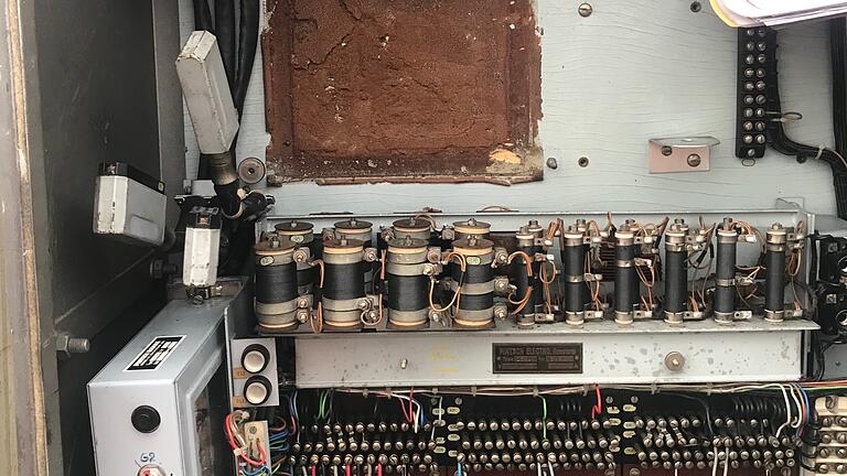 Raubzug bei der Mainschleifenbahn in Prosselsheim: Wo seit 50 Jahren Relais klickten, da hängen jetzt Stecker in der Luft. Raubzug bei der Mainschleifenbahn in Prosselsheim: Wo seit 50 Jahren Relais klickten, da hängen jetzt Stecker in der Luft.