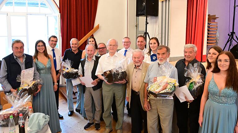 Beim Festkommers zum 100-jährigen Bestehen des TSV Kleinrinderfeld wurden diese Mitglieder für 65 und 70 Jahre Mitgliedschaft ausgezeichneten, im Bild mit dem Vorstand und den Ehrendamen.