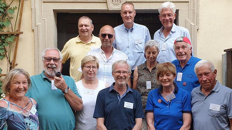 Zwölf Klubmitglieder erhalten in Anerkennung ihrer Leistung bis zu fünf Sterne: (von links)&nbsp;vordere Reihe: Ulrike, Ulrich, Moni, Karl-Heinz, Sabine, Michael; mittlere Reihe: Roland, Bärbel, Georg; hinten: Robert, Axel, Werner.