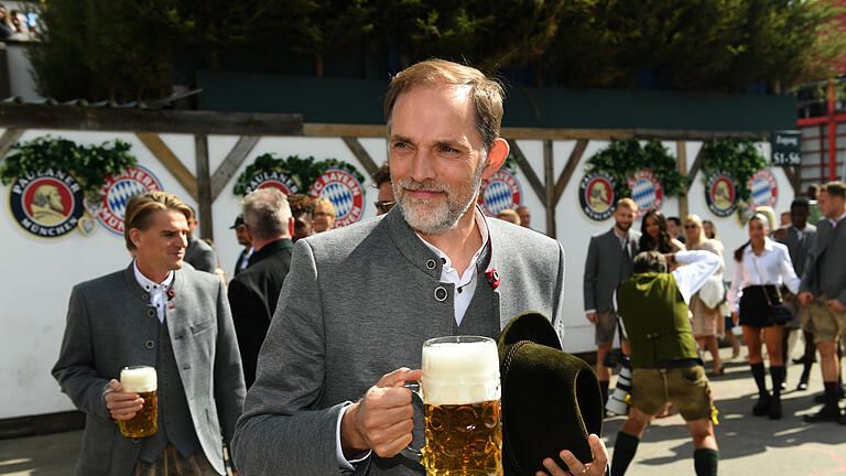 188. Münchner Oktoberfest - FC Bayern       -  Bayern-Trainer Thomas Tuchel ist kein Bierfan - aber wenn die Wiesn ruft, ist das egal. Angesichts der Leistung seiner Mannschaft war dem Coach dennoch zum Lächeln zumute.