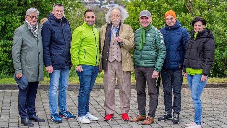 Eröffnung der Fahrzeugschau (von links): Dr. Hubert Büchs (Vorsitzender des Fördervereins M-E-NES), Jörg Geier (Leiter der Kreisentwicklung im Landkreis und Projektkoordinator für die Fahrzeugschau), Bürgermeister Michael Werner, Schirmherr Jean Pütz, Landrat Thomas Habermann, Stadtwerke-Geschäftsführer Ulrich Leber und Projektmanagerin und Messbeauftragte Bianca Benkert. Eröffnung der Fahrzeugschau (von links): Dr. Hubert Büchs (Vorsitzender des Fördervereins M-E-NES), Jörg Geier (Leiter der Kreisentwicklung im Landkreis und Projektkoordinator für die Fahrzeugschau), Bürgermeister Michael Werner, Schirmherr Jean Pütz, Landrat Thomas Habermann, Stadtwerke-Geschäftsführer Ulrich Leber und Projektmanagerin und Messbeauftragte Bianca Benkert. 