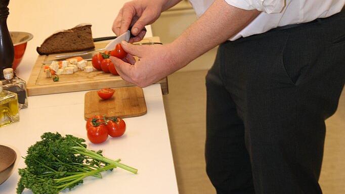 Tomaten mit Salz, Pfeffer, Balsamico und Olivenöl sind eine puristische Paulsche Lieblingsbeilage.