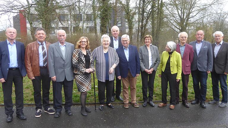 Bei der Jahresversammlung des Arbeitskreises auf Burg Rothenfels wurde eine Anzahl Mitglieder für langjährige Treue geehrt. Von links: Schatzmeister Norbert Staub, Vorsitzender Herbert Schuhmann,  Georg Amend, Wiltrud Kratz, Gerlinde Gossmann, Helmut Viering, Otmar Kliegl, Gertrud Wendler, Helene Held, stellvertretender Vorsitzenden . Rudolf Fuchs, Schriftführer Norbert Staub  und Ehrenvorsitzender Herbert Brehm.