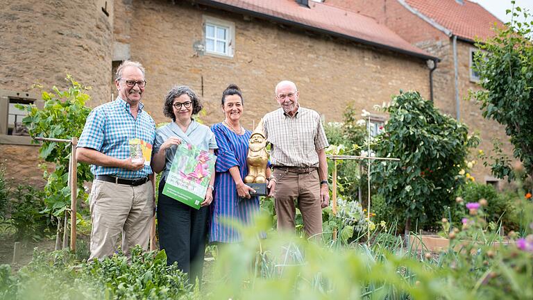 Kreisfachberaterin Mechthild Engert hat die Gärten ausgewählt. Grabengärtner Erwin Reidelbach und Karl Wolf, Vorsitzender des Kreisverbandes für Gartenbau und Landespflege, zeigen ihre Gärten. Claudia Biebl, Stadt Kitzingen, sucht ab Juli den schönsten Nutzgarten in Stadt und Landkreis. Der Garten-Oskar darf schon einmal in den Grabengärten in Mainbernheim Probestehen.