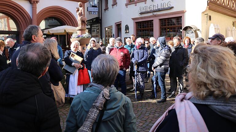 Das &quot;Lohrer Waschweib&quot; Angelika Feuser zieht es an den Märchenbrunnen, weil er wie das Waschhaus ein Umschlagplatz von Neuigkeiten ist.