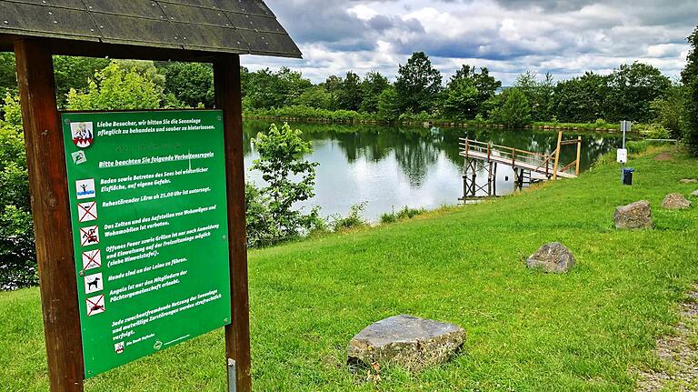 Noch steht am Ufer des Goßmannsdorfer Sees ein Schild, auf dem zu lesen ist, dass Besucher hier 'auf eigene Gefahr' baden. Tatsächlich muss die Stadt Hofheim das Baden hier aber ab sofort komplett verbieten.