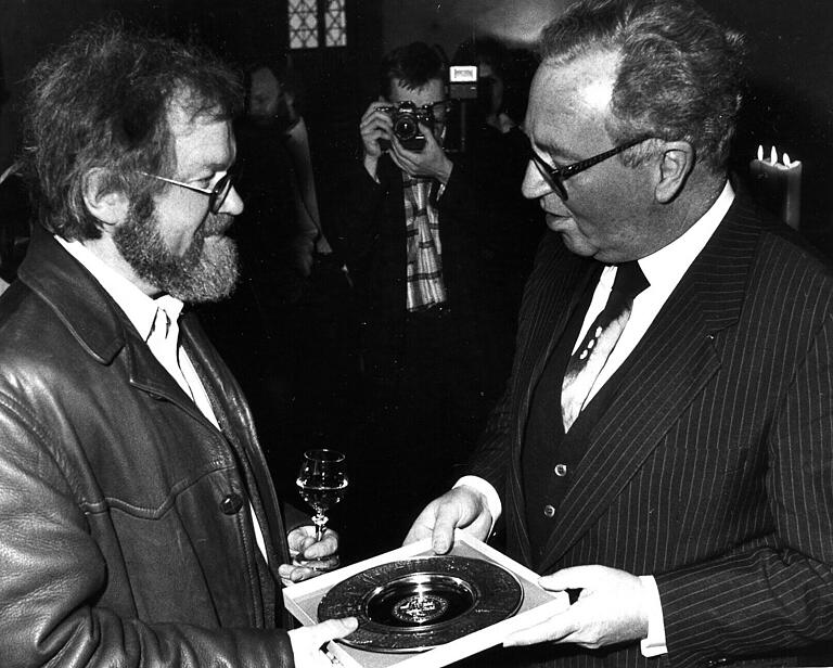 Anerkennung durch die Stadtspitze: Der damalige Würzburger Oberbürgermeister Klaus Zeitler dankt Berthold Kremmler am Rande der Eröffnung des 15. Filmwochenendes im Januar 1989.&nbsp;