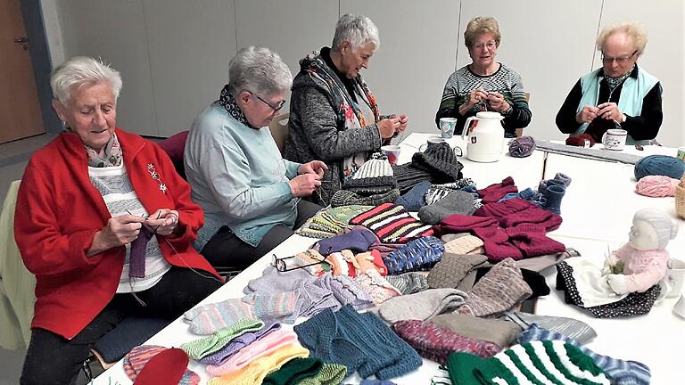 Schon seit ungefähr zehn Jahren treffen sich die Frauen des Strickkreises Unterspiesheim, um gemeinsam zu stricken, sich zu unterhalten und die Gemeinschaft zu genießen. Was sie jetzt stricken, kommt der Kinderfeuerwehr Unterspiesheim zu Gute.