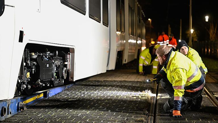 Ganz langsam gleitet der Straßenbahnzug in die Gleise am Boden.