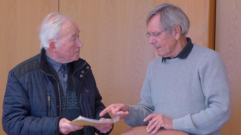 Der Zeiler Heimatforscher Heinrich Weisel (links) und Reinhard Kulick, emeritierter Professor der Johannes-Gutenberg-Universität Mainz, stehen ständig im Kontakt, wenn es um Sandstein aus dem Heimatkreis geht.