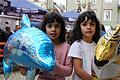 Die Schwestern Sinab und Samira sind aus Detter zum Stadtfest gekommen. Foto: Ulrike Müller       -  Die Schwestern Sinab und Samira sind aus Detter zum Stadtfest gekommen. Foto: Ulrike Müller