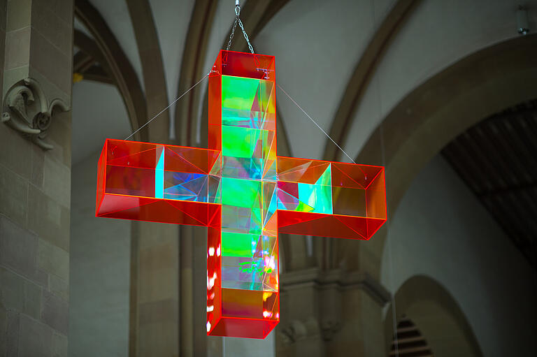 Aus anderem Blickwinkel: Die Arbeit 'Himmelsleiter' in der St. Johannis-Kirche in Schweinfurt.