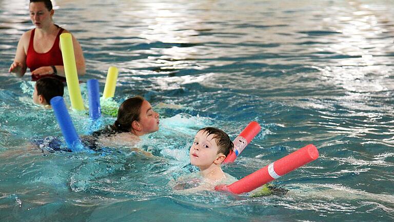 Schwimmen lernen mit Hilfsmitteln: Wie wichtig solche Kurse sind, zeigt sich oft erst Jahre später, wenn Jugendliche in einem See baden gehen.