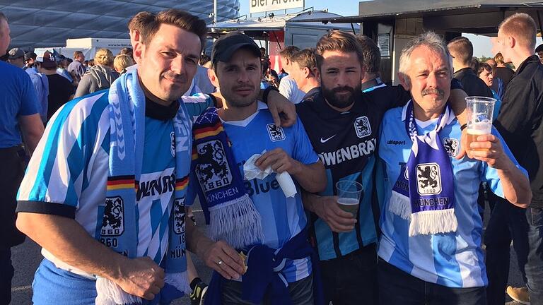 Die eingefleischten Löwenfans Burkhard Mangold (rechts) und seine drei Söhne Steffen (von links), Marco und Tobias vor der Münchener Allianz-Arena am 2. Juni 2015. Der TSV 1860 München schaffte damals in der Relegation durch das 2:1 in der Nachspielzeit (Hinspiel: 0:0) gegen Holstein Kiel den Klassenerhalt in der Zweiten Bundesliga.