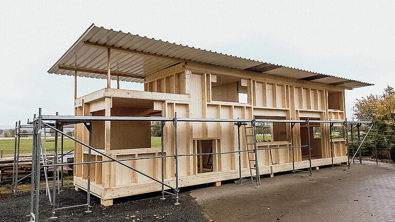 Die Größe dieses Tinyhouses in Schwarzach (Lkr. Kitzingen) entspricht in etwa der des zwölf mal 3,75 Meter großen Mobilheims, das auf einem Anwesen in Gerolzhofen dauerhaft stehen soll. Doch anders als ein Tinyhouse, ist ein Mobilheim auf einem fahrbaren Untersatz montiert und bleibt dadurch grundsätzlich beweglich.