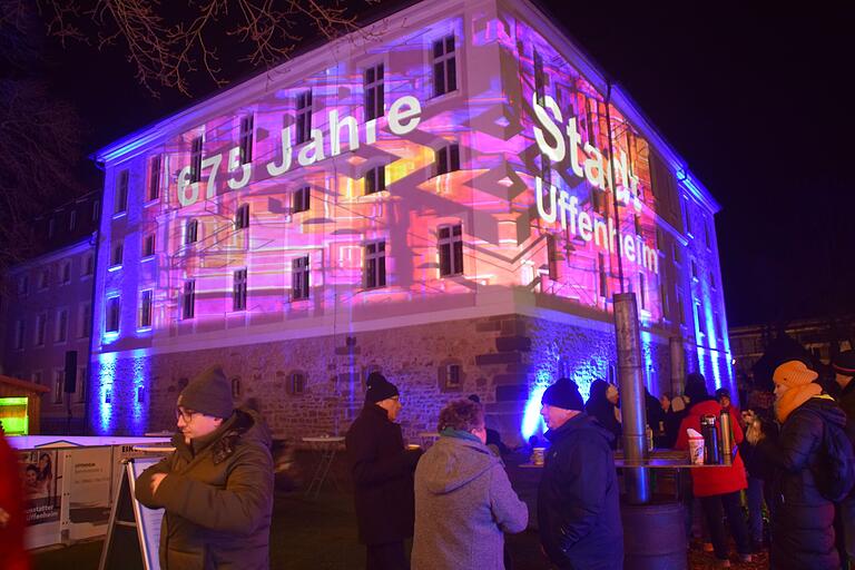 Der Schriftzug '675 Jahre Stadt Uffenheim' huschte öfters über das Schloss. Der Schriftzug '675 Jahre Stadt Uffenheim' huschte öfters über das Schloss.
