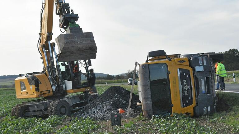 Bei einem Unfall kurz vor der Ortseinfahrt von Dürrnhof kam es zu einem Unfall, bei dem ein Lkw umkippte.