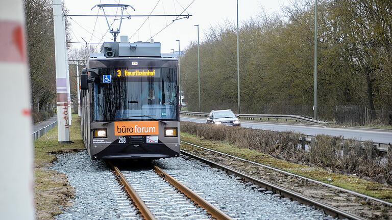 Eine Straßenbahn der Linie 3.