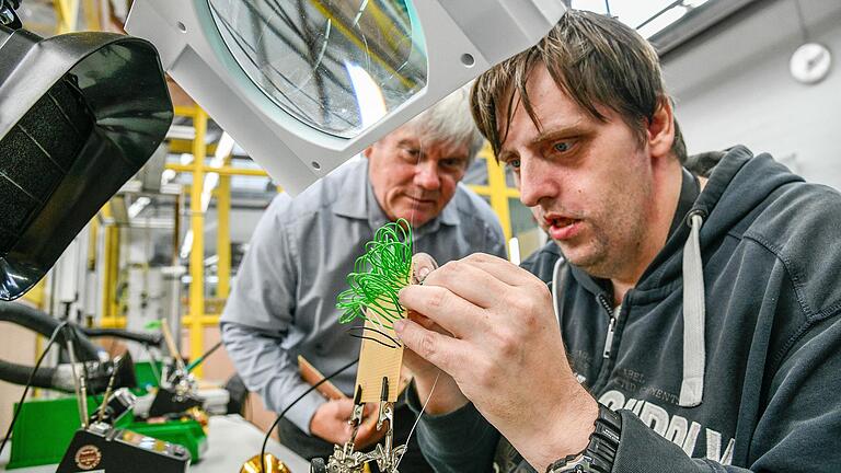 Markus Post (rechts) ist Mitarbeiter bei den Mainfränkischen Werkstätten und Teil eines bayernweit einzigartigem Modellprojekts, bei dem Menschen mit Behinderung eine duale berufliche Bildung erhalten.