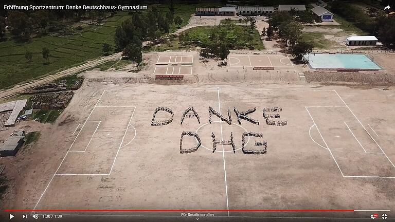 Zu 'Danke DHG' formierten sich die Jugendlichen auf dem Sportplatz.