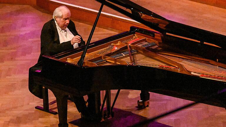 Kein Mann der großen Gesten: Grigory Sokolov spielt seine Programme in eher versunkener Haltung. Beim Kissinger Sommer begeisterte er mit Ungewöhnlichem von Purcell und Bitterzartem von Mozart.