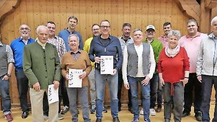 Unser Foto zeigt (hinten, von links): Vorsitzenden Michael Schultze, Walter Kuhn, Horst Krapf, Hans Laterveer, Moritz Kaiser, Stefan Metz, Timo Schlereth, Heiko Lochner, Steffen Suckfüll und (vorne, von links): Erwin Markert, Alois Fuchs, Rainer M...       -  Unser Foto zeigt (hinten, von links): Vorsitzenden Michael Schultze, Walter Kuhn, Horst Krapf, Hans Laterveer, Moritz Kaiser, Stefan Metz, Timo Schlereth, Heiko Lochner, Steffen Suckfüll und (vorne, von links): Erwin Markert, Alois Fuchs, Rainer Markard, Thomas Holzheimer, Edeltraut Scheit und Vereinsehrenamtsbeauftragten Gerhard Bock.