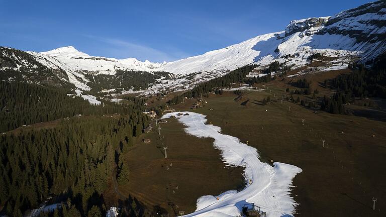 Schweiz       -  Blick auf eine Talabfahrt aus Kunstschnee. Viele Urlauber fahren zum Skifahren oder zum Wandern in die Schweiz (Archivbild).