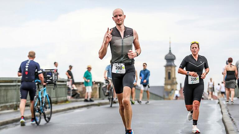Schwimmen, Rad fahren, laufen: Quer durch die Stadt und das Kitzinger Land führte mit rund 700 Teilnehmern am Samstag der Mainfrankentriathlon. Schwimmen, Rad fahren, laufen: Quer durch die Stadt und das Kitzinger Land führte mit rund 700 Teilnehmern am Samstag der Mainfrankentriathlon.