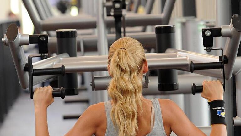 Auch beim Training mit Fitnessgeräten kann die Muskulatur überstrapaziert werden. Sind die Muskelschmerzen nach drei Tagen noch nicht abgeklungen, ist ein Gang zum Arzt geboten. Foto: Jens Kalaene       -  Beim Training mit Fitnessgeräten kann die Muskulatur überstrapaziert werden. Sind die Muskelschmerzen nach drei Tagen noch nicht abgeklungen, ist ein Gang zum Arzt geboten.