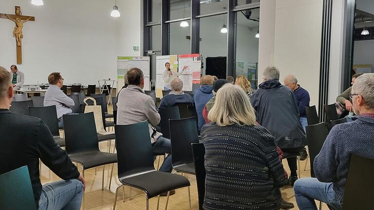 Bei der Bürgerwerkstatt in Pfarrweisach diskutierten Besucherinnen und Besucher über die Entwicklung ihrer Gemeinden.