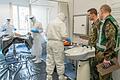 Bei der gemeinsamen Notfallübung mit der Bundeswehr wurde auch die Dekontamination des Patienten durchgeführt und von Beobachtern begleitet.