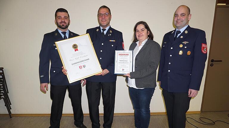 Ralf Kirchner (Zweiter von links) wurde zum Ehrenkommandant und Ehrenvorstand der Feuerwehr Sandberg ernannt. Im Bild der Vorsitzende Dominik Gebauer (links), Bürgermeisterin Sonja Reubelt (zweit von rechts) und  Kommandant Sebastian Friedel.