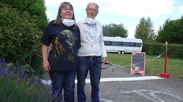 Sind gut auf die am Pfingstwochenende gestartete Camping-Saison vorbereitet: Sybille und Bernhard Strümper vom Campingplatz Estenfeld.