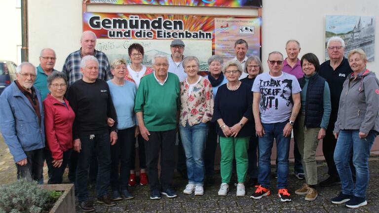 Gruppenfoto bei der Einführungsveranstaltung zum Thema „Digitale Teilhabe für Senioren: innen“. Anton Hofmann (Zweiter von rechts) referierte als Multiplikator.&nbsp;