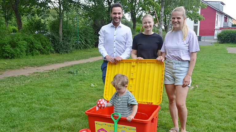 Auf dem Foto von links Erster Bürgermeister Manuel Kneuer, Sarah Krönert und Anna Müller (beide Nachbarschaftshilfe).