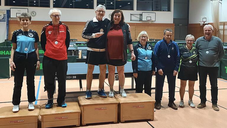 Die Versbacherin Daniela Baumann stand bei den bayerischen Tischtennismeisterschaften in der Disziplin Ü65-Mix mit Ihrem Partner Robert Fallica vom oberbayerischen TSV Poing ganz oben auf dem Siegertreppchen. Im Einzel errang Daniela Baumann den zweiten Platz.