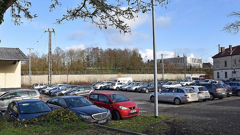 Busse statt Pkw: Auf dem Parkplatz östlich des Lokwerks soll der Zentrale Omnibusbahnhof für Haßfurt errichtet werden.