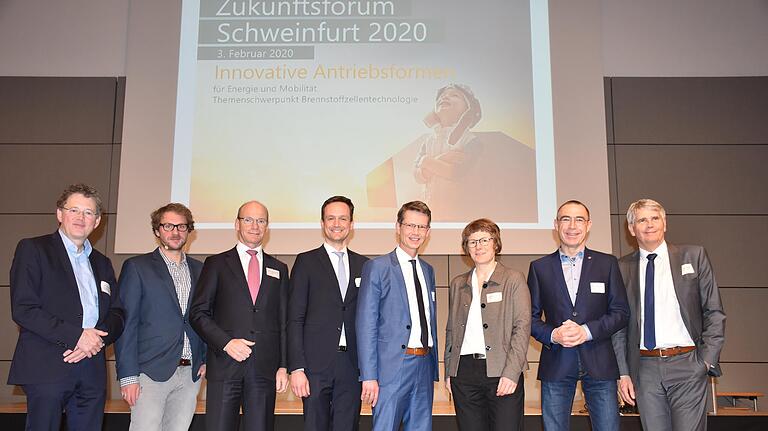 Geballte Kompetenz in Sachen innovativer Antriebsformen. Im Bild von links Ansgar Ackva vom Technologietransferzentrum Elektromobilität Bad Neustadt, Zukunftsforscher Max Hergt, Tim Hosenfeldt&nbsp; (Leiter Innovation &amp; Zentrale Technologie bei Schaeffler), Landrat Florian Töpper, OB Sebastian Remelé, Veronica Grimm vom neu gegründeten Wasserstoffkompetenzzentrum Bayern, Johannes Paulus von der FHWS und Hans-Jürgen Schneider (Leiter des ZF-Standortes in Schweinfurt).