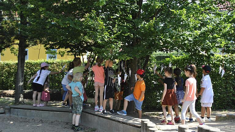 Die Vorschulkinder durften den &quot;Zuckertütenbaum&quot; abernten.