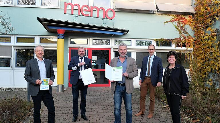 Landrat Thomas Eberth (Zweiter von links) überreichte die Teilnahmeurkunde am „Umwelt- und Klimapakt Bayern“ an&nbsp; Frank Schmähling (Mitte) und an Lothar Hartmann, Leiter des Nachhaltigkeitsmanagements (links). Auch Greußenheims Bürgermeisterin Karin Kuhn und Michael Dröse, Leiter der Kreisentwicklung am Landratsamt Würzburg (Zweiter von rechts), gratulierten zu der Auszeichnung.