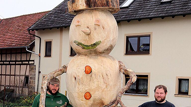 Nicht haushoch, auch wenn es aus dieser Perspektive so erscheint, ist der Schneemann aus Holz. 3,80 Meter misst er allerdings schon, wie die Brüder Bernd und Stefan Schmidt sagen.