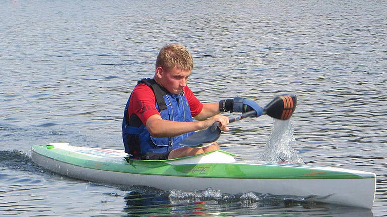Maxi beim Flachwasserkanurennen: Der ehrgeizige 16-jährige Bad Brückenauer hat den nicht unbegründeten Optimismus, 2020 bei den Paralympics an den Start gehen zu können. Foto: privat       -  Maxi beim Flachwasserkanurennen: Der ehrgeizige 16-jährige Bad Brückenauer hat den nicht unbegründeten Optimismus, 2020 bei den Paralympics an den Start gehen zu können. Foto: privat