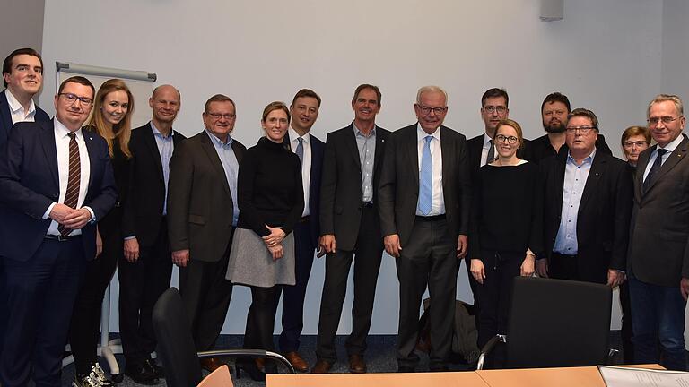 CSU-Stadtratskandidaten im Gespräch beim SKZ mit Prof. Dr. Bastian und Dr. Aengenheyster sowie Manfred Ländner MdL, Fraktionsvorsitzendem Wolfgang Roth, Thomas Kreuzer MdL, Vorsitzender der CSU-Landtagsfraktion, OB Christian Schuchardt, CSU-Kreisvorsitzender Christine Bötsch, Bürgermeister Adolf Bauer und Paul Lehrieder MdB. CSU-Stadtratskandidaten im Gespräch beim SKZ mit Prof. Dr. Bastian und Dr. Aengenheyster sowie Manfred Ländner MdL, Fraktionsvorsitzendem Wolfgang Roth, Thomas Kreuzer MdL, Vorsitzender der CSU-Landtagsfraktion, OB Christian Schuchardt, CSU-Kreisvorsitzender Christine Bötsch, Bürgermeister Adolf Bauer und Paul Lehrieder MdB.
