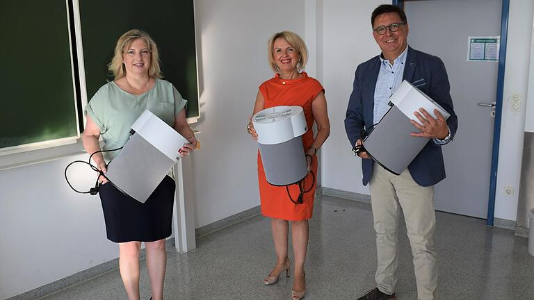 Landrätin Tamara Bischof (Mitte) überzeugte sich zusammen mit der Sachgebietsleiterin Schulen des Landkreises, Renate Moller, beim Dettelbacher Realschuldirektor Stefan Wolbert von den geräuscharmen Luftfiltern, die der Landkreis jetzt für seine Schulen angeschafft hat. Landrätin Tamara Bischof (Mitte) überzeugte sich zusammen mit der Sachgebietsleiterin Schulen des Landkreises, Renate Moller, beim Dettelbacher Realschuldirektor Stefan Wolbert von den geräuscharmen Luftfiltern, die der Landkreis jetzt für seine Schulen angeschafft hat.