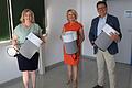 Landrätin Tamara Bischof (Mitte) überzeugte sich zusammen mit der Sachgebietsleiterin Schulen des Landkreises, Renate Moller, beim Dettelbacher Realschuldirektor Stefan Wolbert von den geräuscharmen Luftfiltern, die der Landkreis jetzt für seine Schulen angeschafft hat.