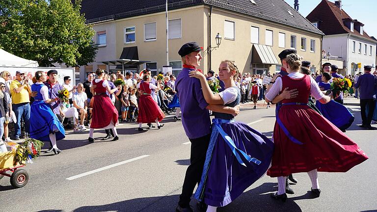 Beim Erntedankumzug in Grafenrheinfeld tanzen auch die Planpaare. Beim Erntedankumzug in Grafenrheinfeld tanzen auch die Planpaare.