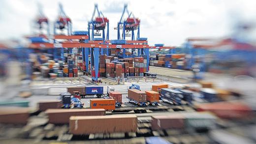 Export-Rekord: Der Hamburger Hafen, aufgenommen mit einem Spezialobjektiv.